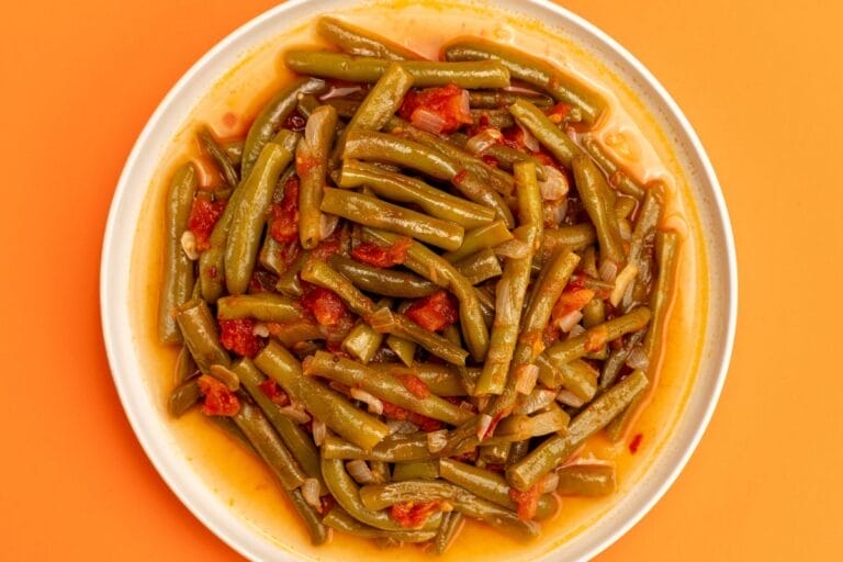 Turkish green beans in olive oil (Zeytinyağlı Taze Fasulye) served with lemon and herbs.