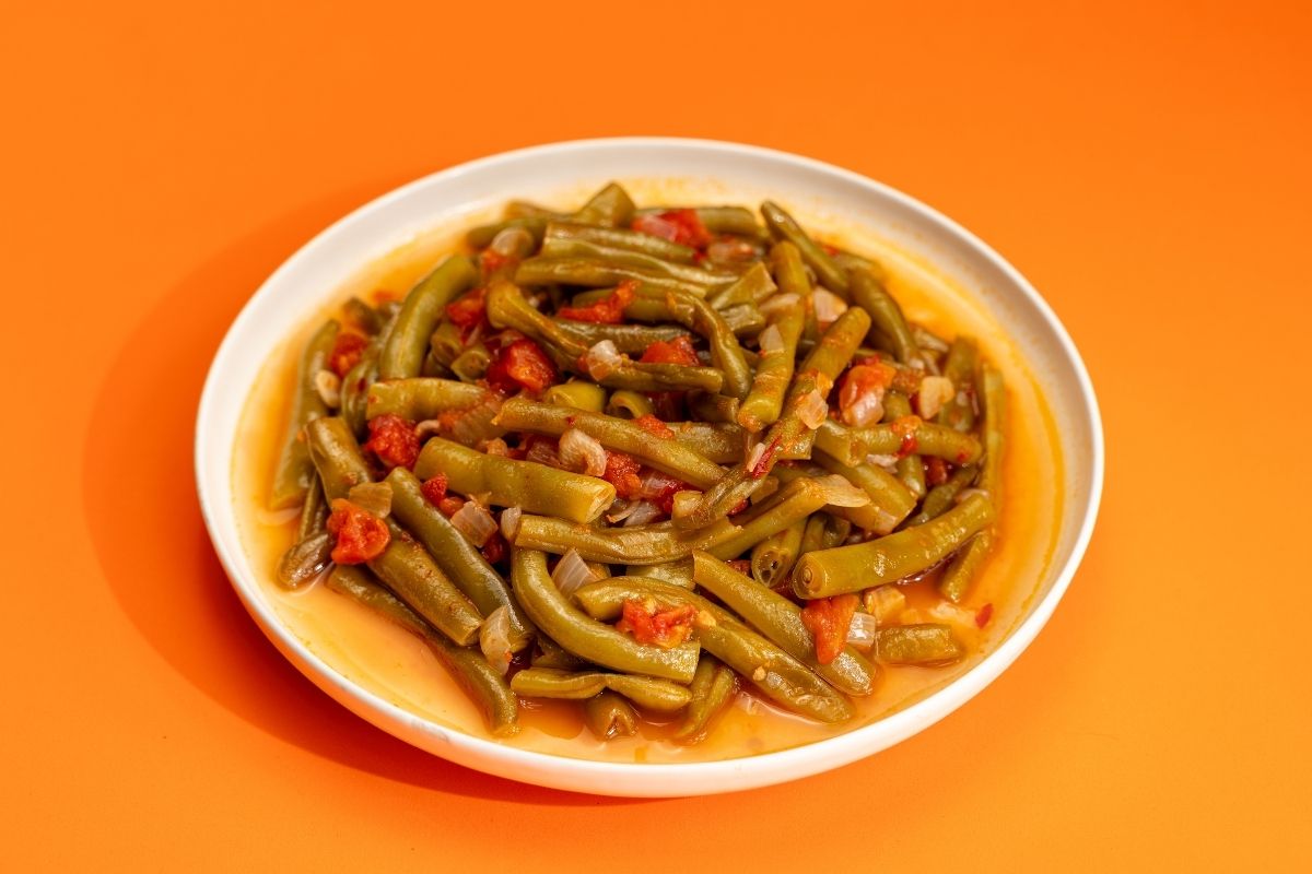 Turkish green beans recipe by Aladdin Mediterranean Grill — tender green beans cooked in olive oil with tomato and onion, a healthy Mediterranean side.